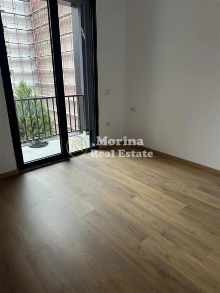 Tirane, jepet me qera ambjent biznesi Kati 2, 56 m² (Pazari i Ri)