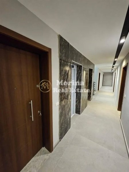 Tirane, jepet me qera ambjent biznesi Kati 2, 56 m² (Pazari i Ri)