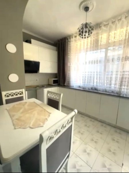 JEPET ME QERA APARTAMENTI 2+1 NE VASIL SHANTO, Kati 3, 90 m² 500 €uro