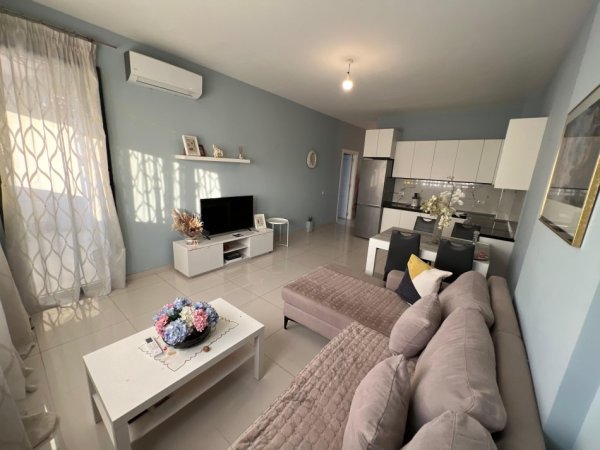 Tirane, jepet me qera 2+1 Kati 5, 600 € 