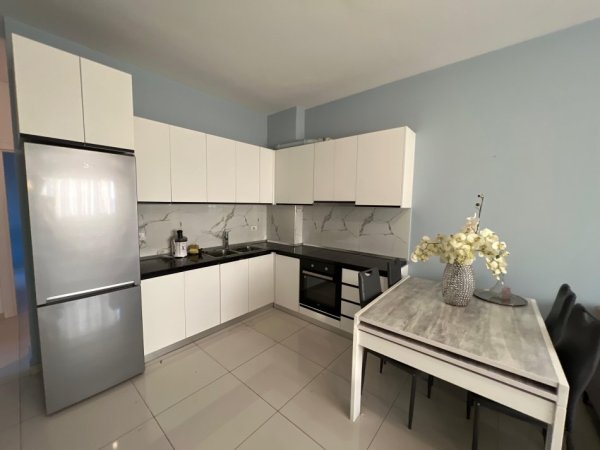 Tirane, jepet me qera 2+1 Kati 5, 600 € 