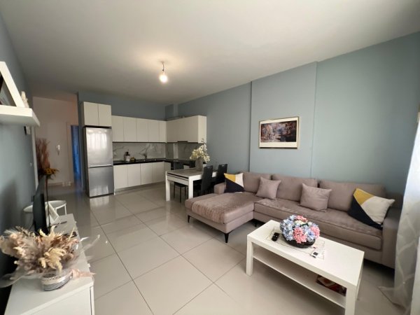 Tirane, jepet me qera 2+1 Kati 5, 600 € 