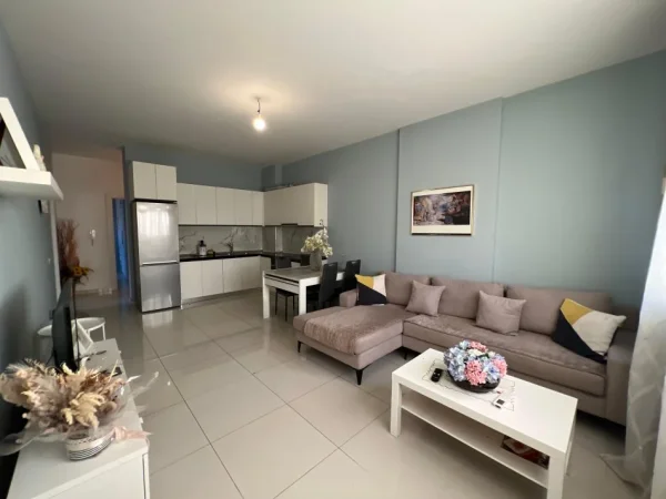 Tirane, jepet me qera 2+1 Kati 5, 600 € 
