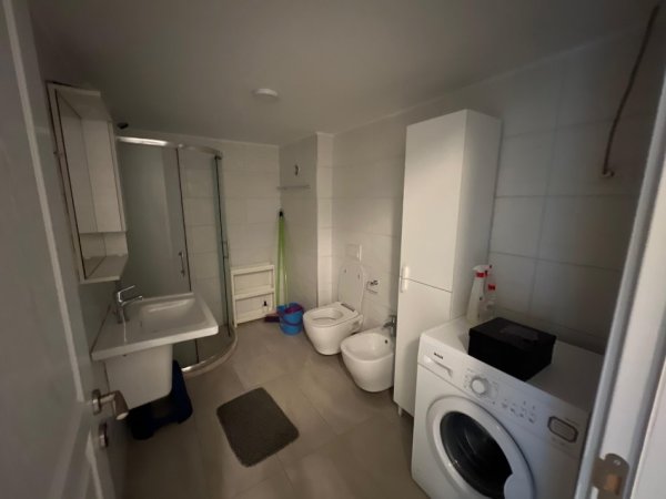 Tirane, jepet me qera 2+1 Kati 5, 600 € 