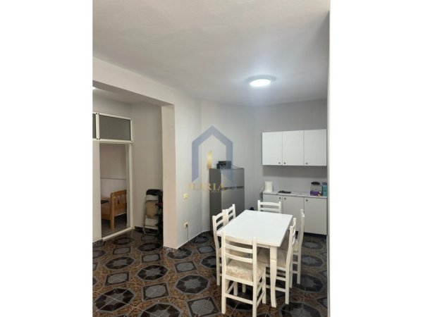 Tirane, jepet me qera apartament 2+1+Ballkon Kati 2, 120 m² 500 € (Ish Parku)
