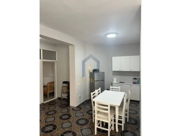 Tirane, jepet me qera apartament 2+1+Ballkon Kati 2, 120 m² 500 € (Ish Parku)