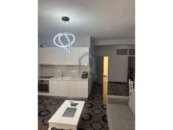 Tirane, jepet me qera apartament 2+1+Ballkon Kati 2, 120 m² 500 € (Ish Parku)