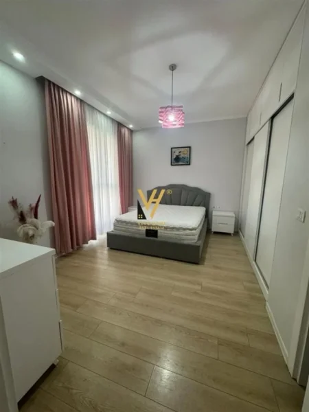 Tirane, jepet me qera apartament 2+1+Ballkon Kati 4, 98 m² 1.200 € (CASA ITALIA)
