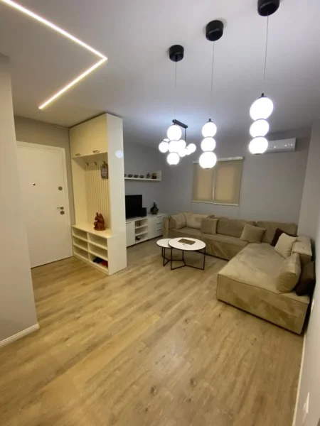 Tirane, jepet me qera apartament 1+1+Ballkon Kati 1, 60 m² 650 € (KOMUNA E PARISIT)
