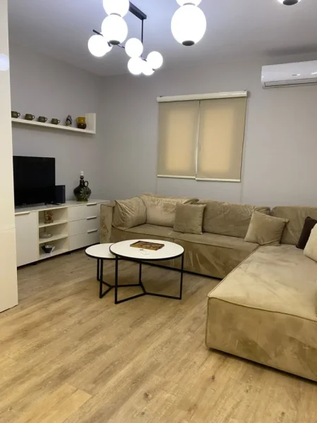 Tirane, jepet me qera apartament 1+1+Ballkon Kati 1, 60 m² 650 € (KOMUNA E PARISIT)