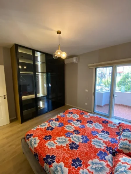 Tirane, jepet me qera apartament 1+1+Ballkon Kati 1, 60 m² 650 € (KOMUNA E PARISIT)