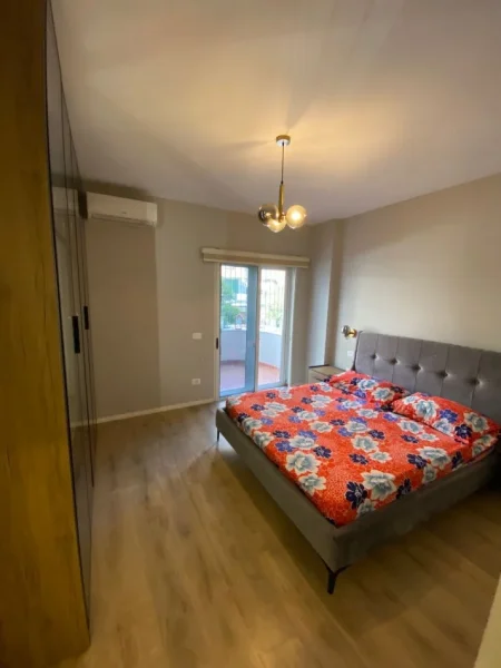 Tirane, jepet me qera apartament 1+1+Ballkon Kati 1, 60 m² 650 € (KOMUNA E PARISIT)