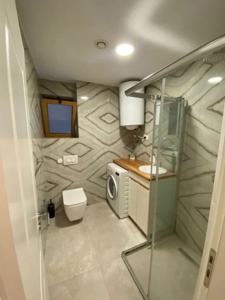 Tirane, jepet me qera apartament 1+1+Ballkon Kati 1, 60 m² 650 € (KOMUNA E PARISIT)