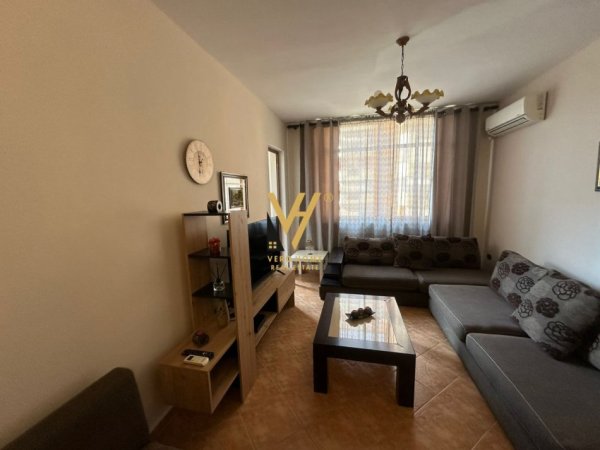 Tirane, jepet me qera apartament 1+1+Ballkon Kati 4, 60 m² 500 € (KOMUNA E PARISIT)