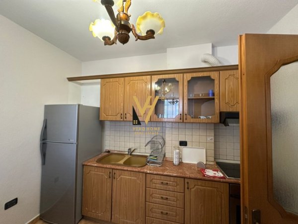 Tirane, jepet me qera apartament 1+1+Ballkon Kati 4, 60 m² 500 € (KOMUNA E PARISIT)