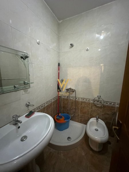 Tirane, jepet me qera apartament 1+1+Ballkon Kati 4, 60 m² 500 € (KOMUNA E PARISIT)