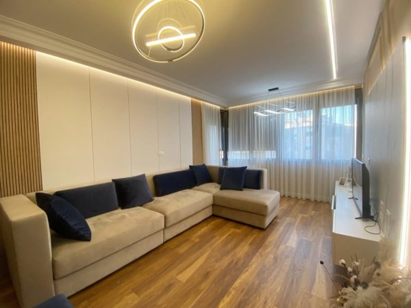 Tirane, jepet me qera apartament 3+1+Ballkon , 130 m² 1.750 € (Rruga Faik Konica)