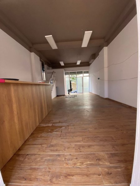 Tirane, jepet me qera zyre Kati 1, 120 m² 750 € (21 DHJETORI)