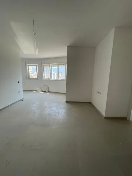 Tirane, jepet me qera zyre , 82 m² 650 € 