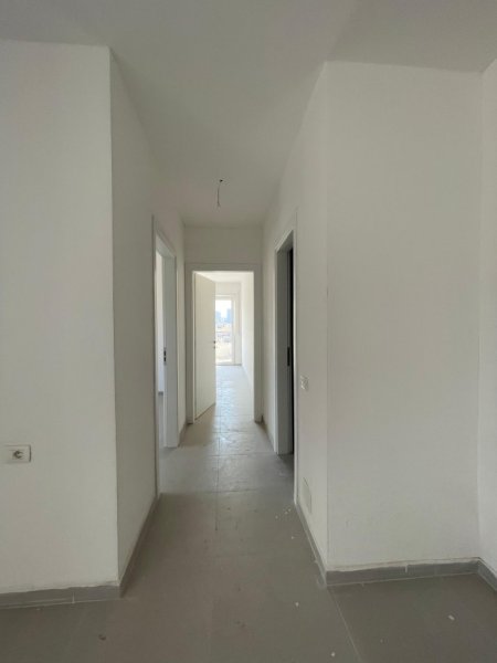 Tirane, jepet me qera zyre , 82 m² 650 € 