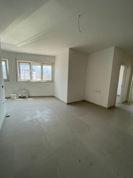 Tirane, jepet me qera zyre , 82 m² 650 € 