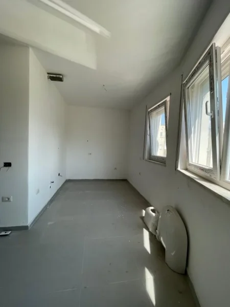 Tirane, jepet me qera zyre , 82 m² 650 € 