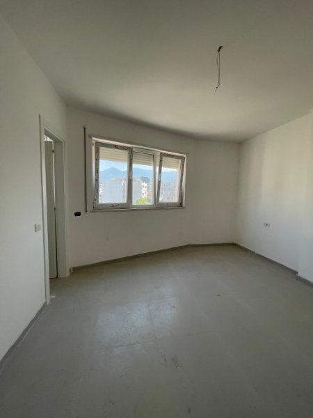 Tirane, jepet me qera zyre , 82 m² 650 € 