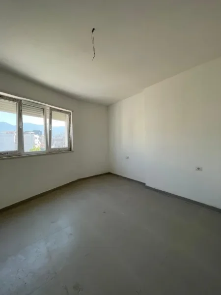 Tirane, jepet me qera zyre , 82 m² 650 € 