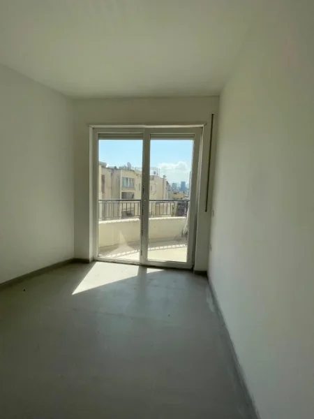 Tirane, jepet me qera zyre , 82 m² 650 € 