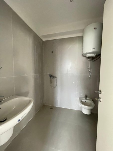 Tirane, jepet me qera zyre , 82 m² 650 € 