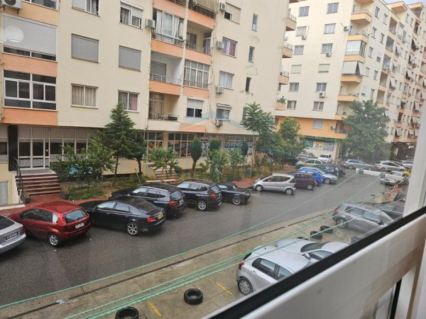 Tirane, jepet me qera apartament 1+1 Kati 3, 90 m² 450 € (Kompleksi Fratari, Unaza e Re, Tiranë.)