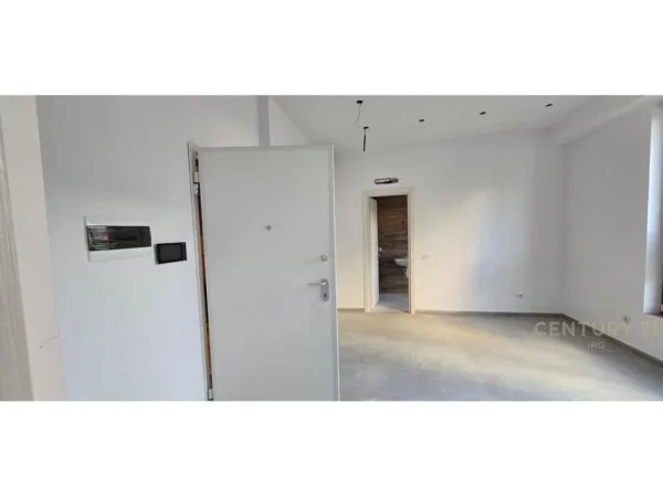 Tirane, jap me qera ambjent biznesi Kati 1, 49 m² 1.000 € (Rr.e Kavajes)
