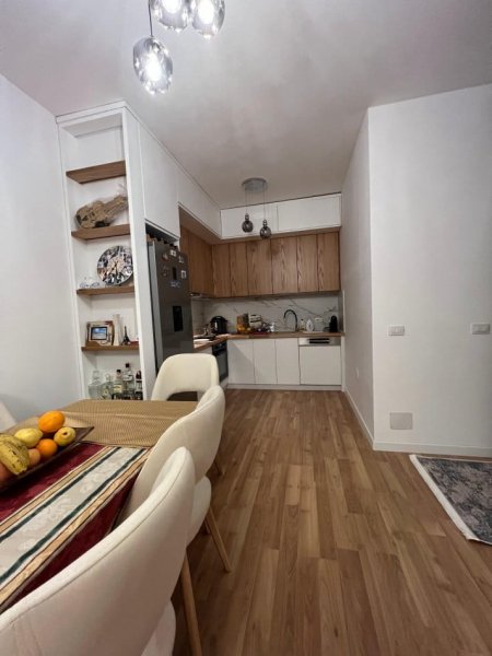 Tirane, jepet me qera apartament 1+1+Ballkon Kati 9, 74 m² 550 € (rruga Feizi Hizmo,)