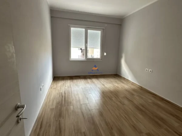 Tirane, shitet apartament 2+1+Ballkon Kati 5, 103 m² 115.000 € (BULEVARDI BLU,QENDER KAMEZ)