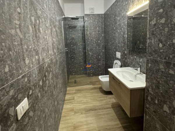 Tirane, shitet apartament 2+1+Ballkon Kati 5, 103 m² 115.000 € (BULEVARDI BLU,QENDER KAMEZ)