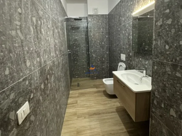 Tirane, shitet apartament 2+1+Ballkon Kati 5, 103 m² 115.000 € (BULEVARDI BLU,QENDER KAMEZ)