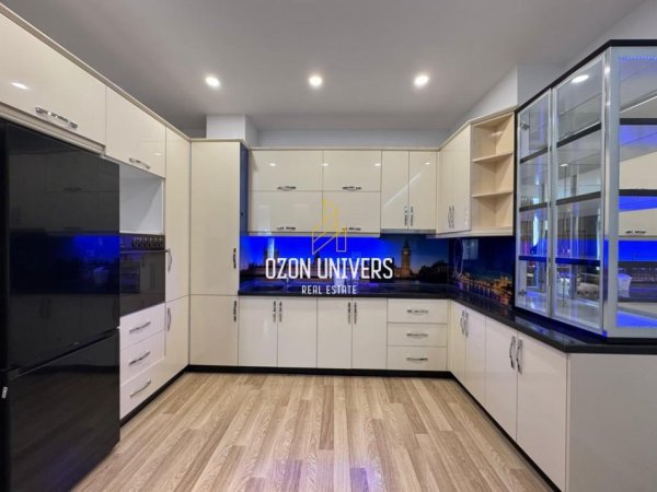 Tirane, jepet me qera apartament 2+1+Ballkon Kati 4, 140 m² 1.200 € (Ring Center, Zogu i Zi)