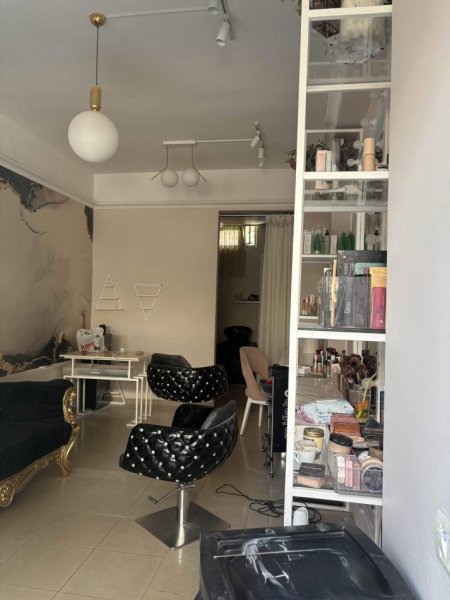 Tirane, jepet me qera dyqan Kati 0, 35 m² 280 € (Rr. Koli Bano)