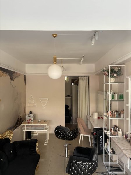 Tirane, jepet me qera dyqan Kati 0, 35 m² 280 € (Rr. Koli Bano)