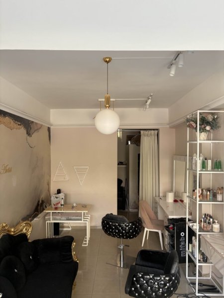 Tirane, jepet me qera dyqan Kati 0, 35 m² 280 € (Rr. Koli Bano)