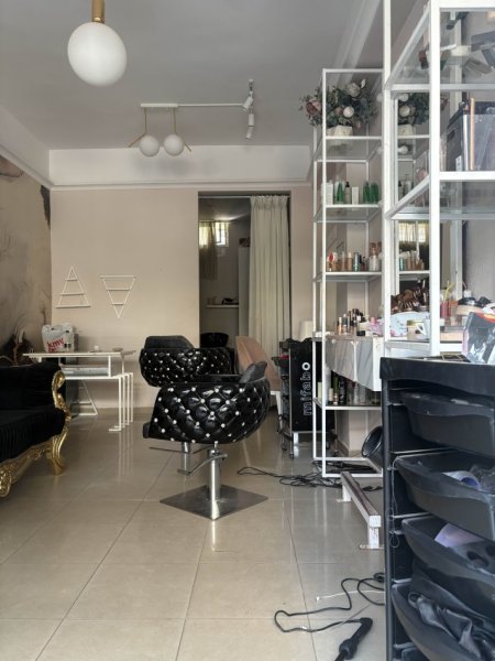 Tirane, jepet me qera dyqan Kati 0, 35 m² 280 € (Rr. Koli Bano)