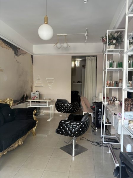 Tirane, jepet me qera dyqan Kati 0, 35 m² 280 € (Rr. Koli Bano)