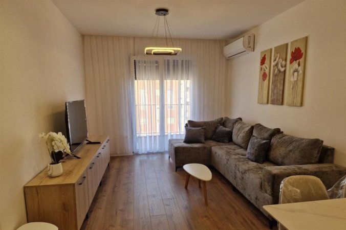 Tirane, jepet me qera apartament 1+1+Ballkon Kati 8, 70 m² 450 € (rrugen Sokrat Miho)