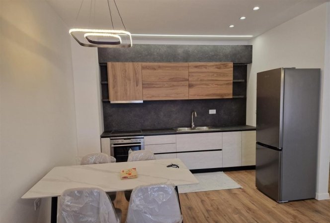 Tirane, jepet me qera apartament 1+1+Ballkon Kati 8, 70 m² 450 € (rrugen Sokrat Miho)