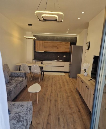 Tirane, jepet me qera apartament 1+1+Ballkon Kati 8, 70 m² 450 € (rrugen Sokrat Miho)