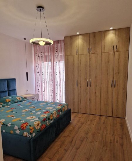 Tirane, jepet me qera apartament 1+1+Ballkon Kati 8, 70 m² 450 € (rrugen Sokrat Miho)