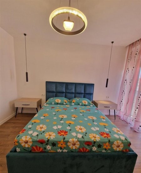 Tirane, jepet me qera apartament 1+1+Ballkon Kati 8, 70 m² 450 € (rrugen Sokrat Miho)