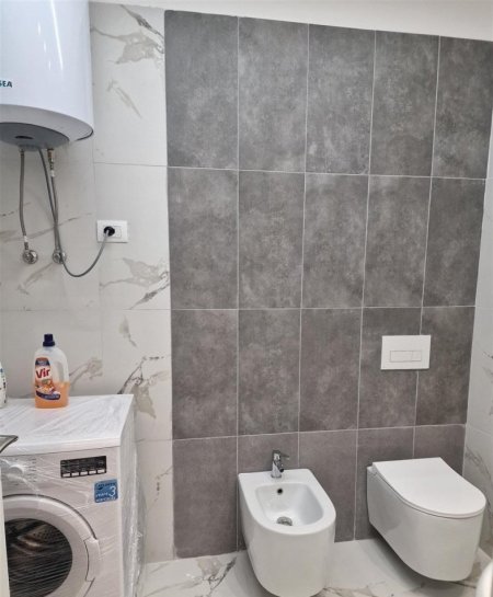 Tirane, jepet me qera apartament 1+1+Ballkon Kati 8, 70 m² 450 € (rrugen Sokrat Miho)