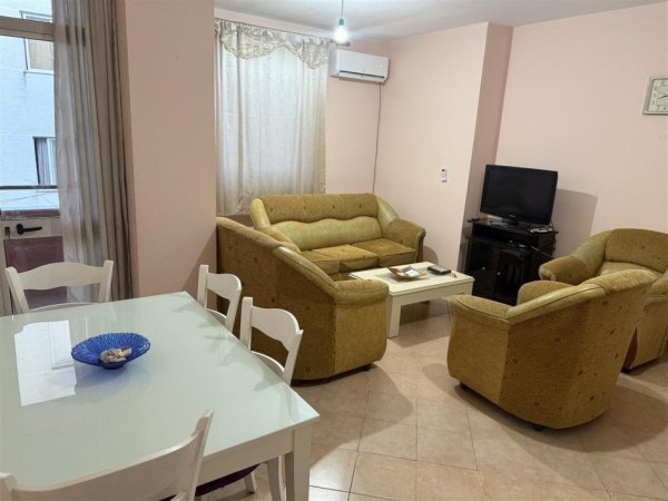 Tirane, jepet me qera apartament 1+1+Ballkon Kati 5, 64 m² 400 € (kodra e diellit)