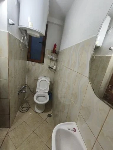 Tirane, jepet me qera apartament 1+1 Kati 2, 45 m² 330 € (Rruga Jorgjia Truja)